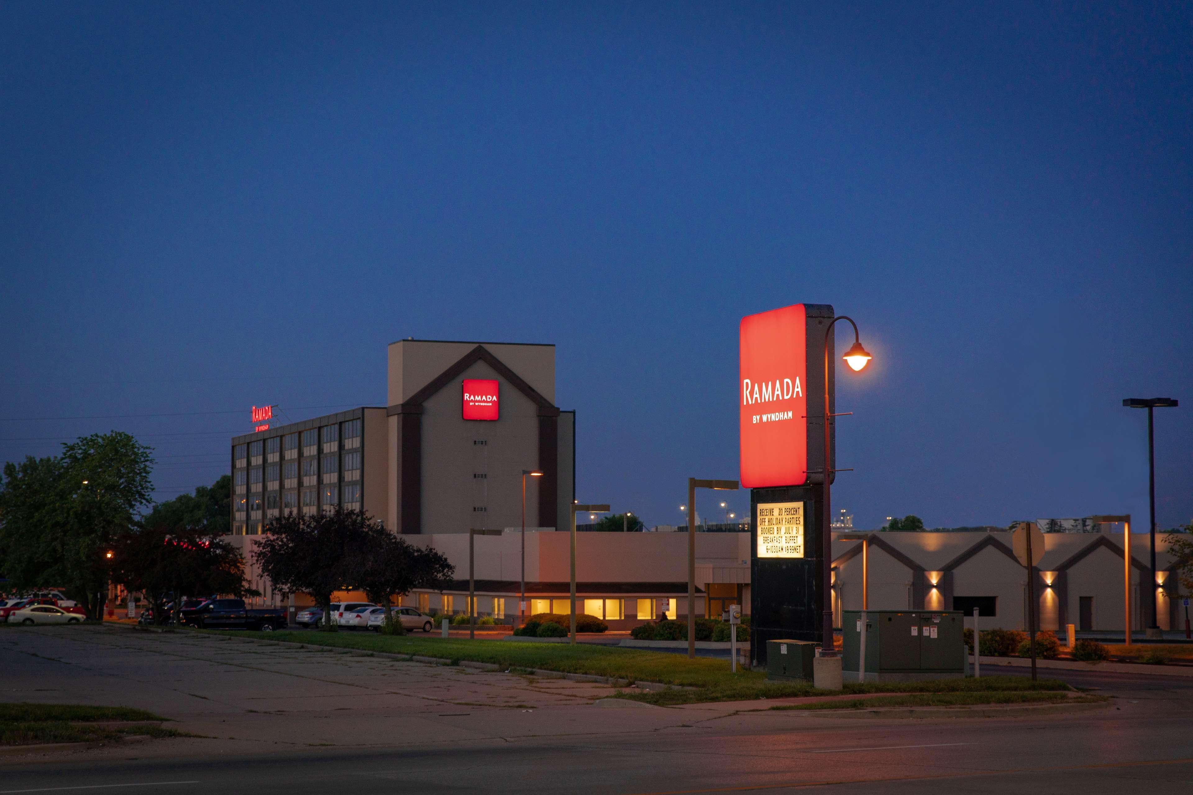 Ramada By Wyndham Cedar Rapids Hotel Eksteriør billede