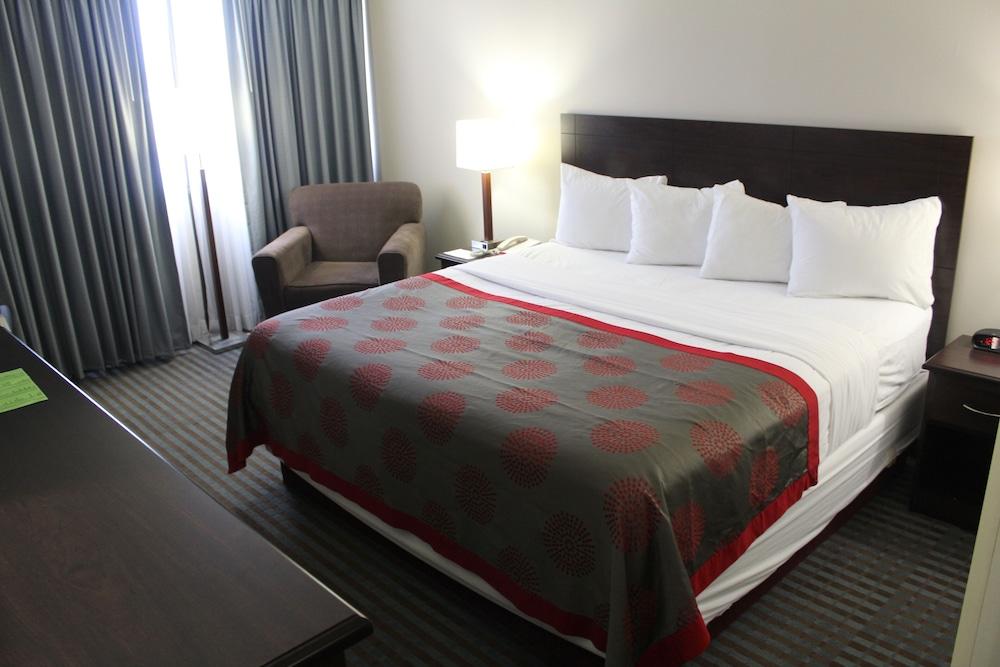 Ramada By Wyndham Cedar Rapids Hotel Eksteriør billede