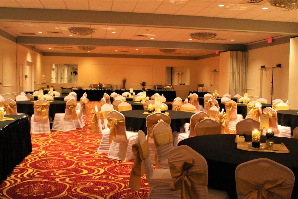 Ramada By Wyndham Cedar Rapids Hotel Eksteriør billede